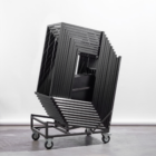 Tables Kubo Smart avec plateaux rangés séparément dans un chariot de transport sur fond neutre, mettant l'accent sur un rangement efficace, un transport pratique et un design moderne.