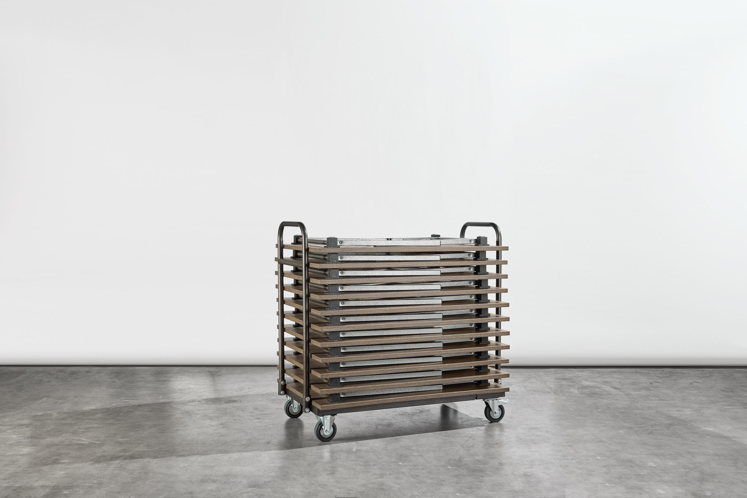FF_KAR_UNIVERSEEL Transporkar voor de standaard klaptafels van Flexfurn. Transportkar is gevuld met 12 U-Budget gemonteerde klaptafels.