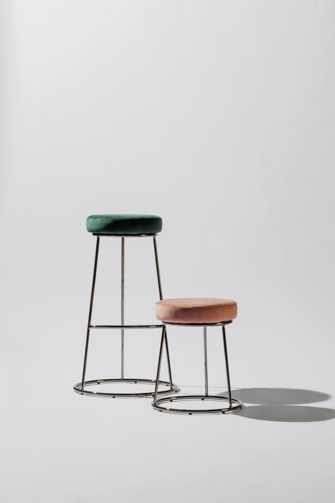 Alice barkruk en Alice stoel samen opgesteld in een stijlvolle fotostudio met neutrale achtergrond en zachte belichting, waarbij het elegante design en de harmonieuze vormen centraal staan.