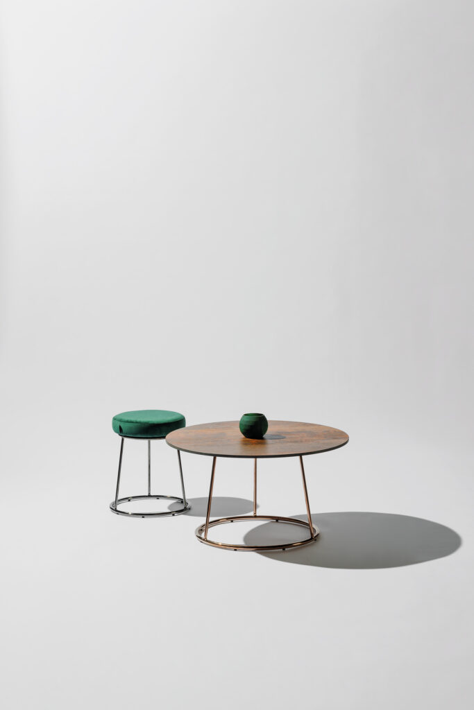 Alice loungeset in een stijlvolle fotostudio met neutrale achtergrond en zachte belichting, waarbij het elegante design, de comfortabele vormen en de verfijnde afwerking centraal staan.