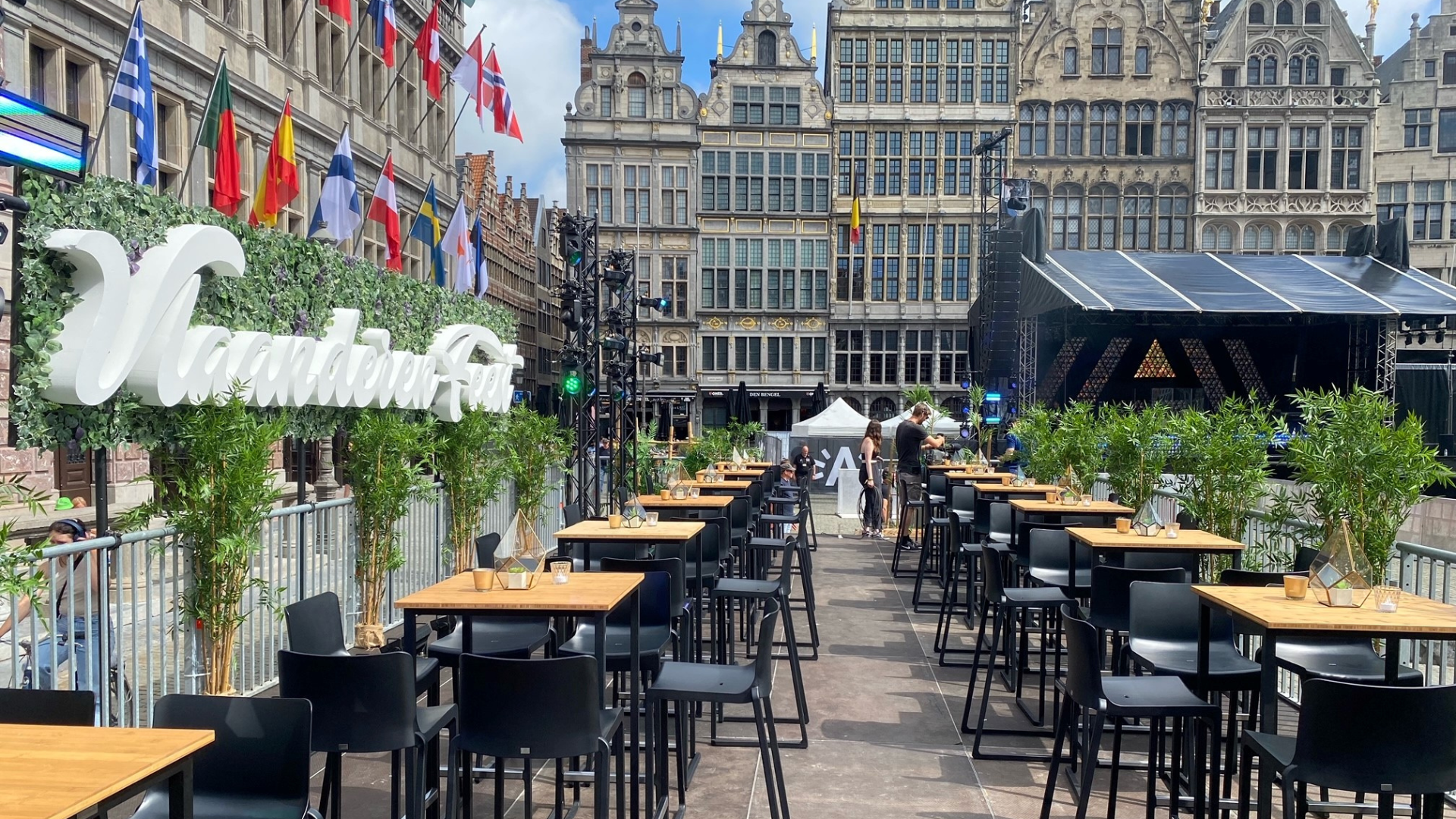 Kubo statafel met Kasar barkrukken op een zonnige festivalsetting in openlucht.