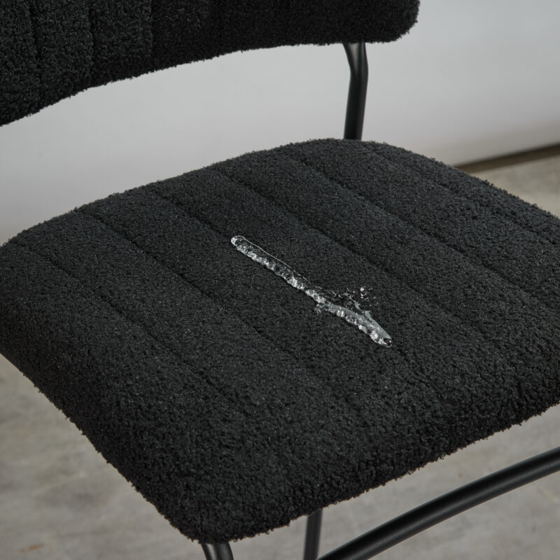 Teddy barstoel met Teflon behandelt, waardoor het stof water- en vuilafstotend is.