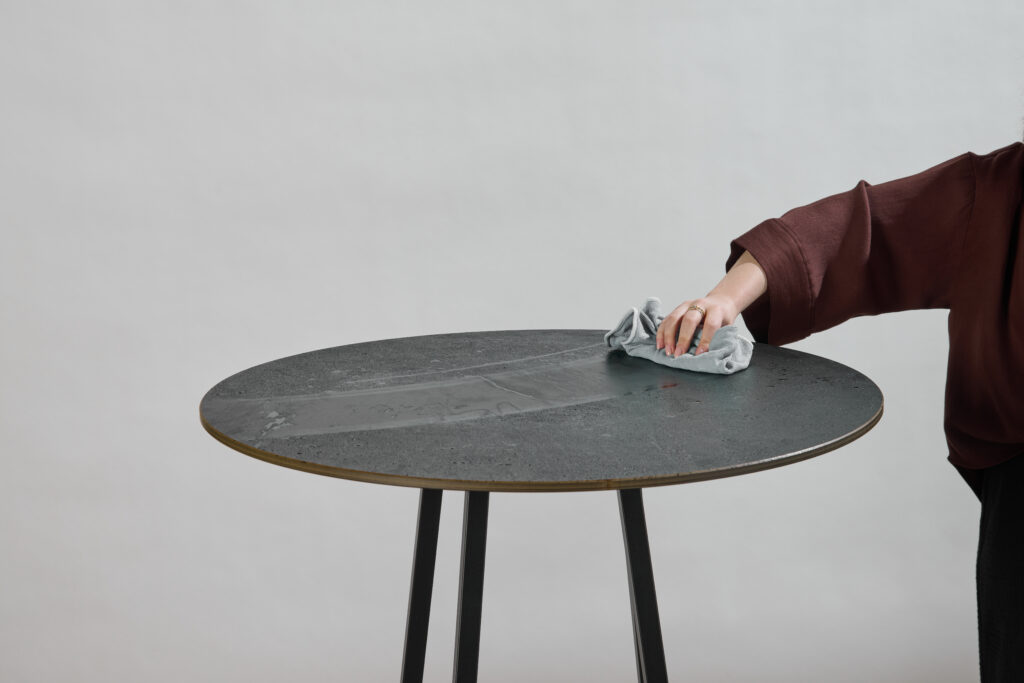 Linea tafel die met water wordt proper gemaakt