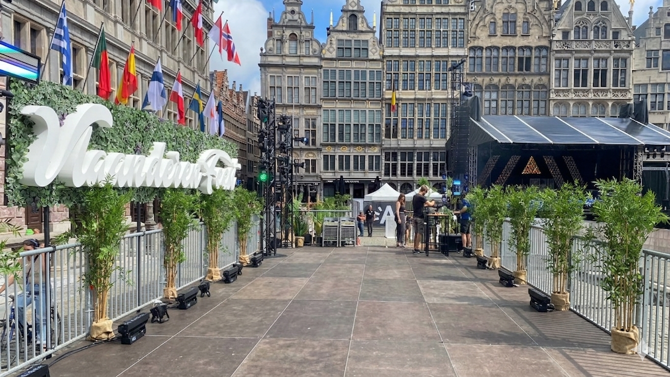 Zonnige festivalsetting zonder meubilair, klaar voor opbouw.