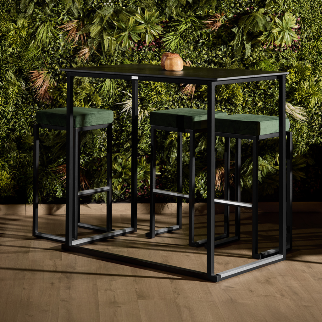 Kubo Grande Tischplatte in Schwarz mit schwarzer Tischplatte. 3 Kubo Smart Barhocker in Schwarz mit grünen Samtsitzen.