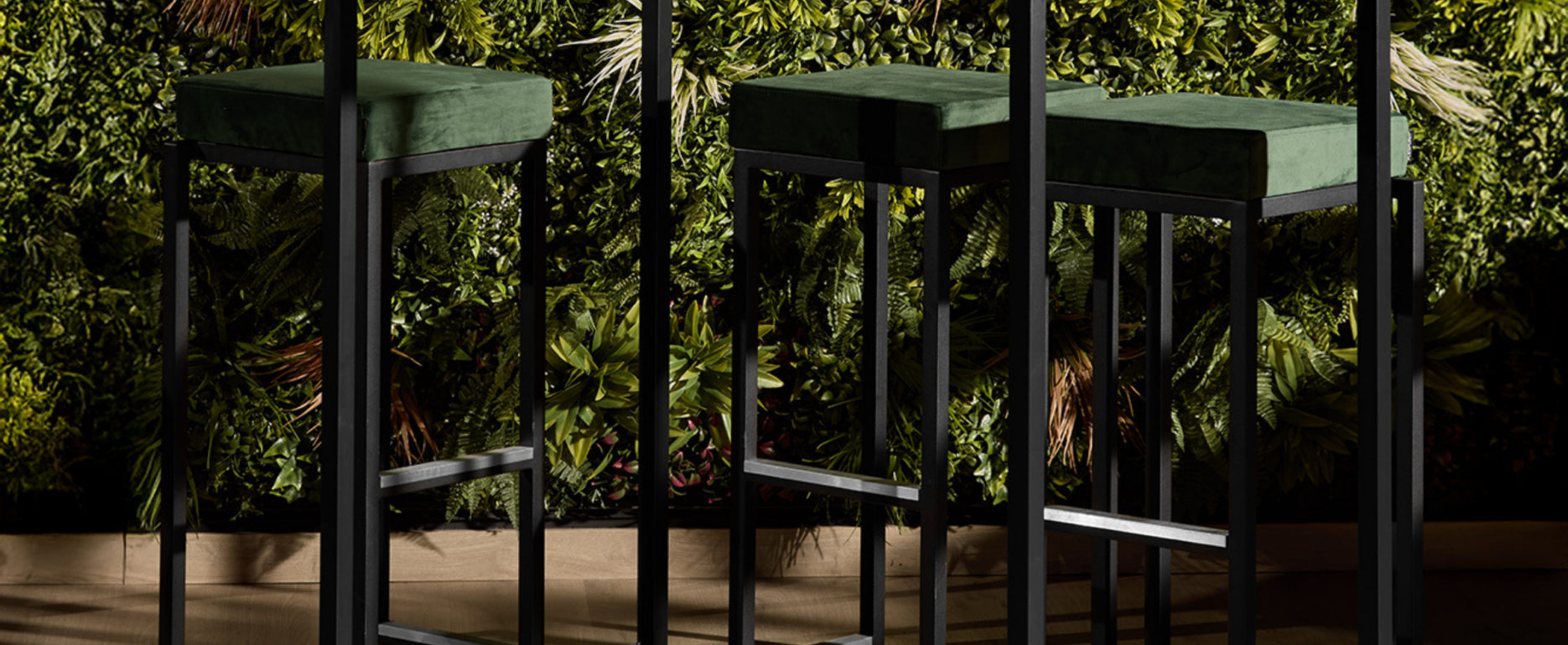 Kubo Grande zwart met Black Moon tafelblad. 3 Kubo Smart zwart barstoelen met fluweel groene zitting.