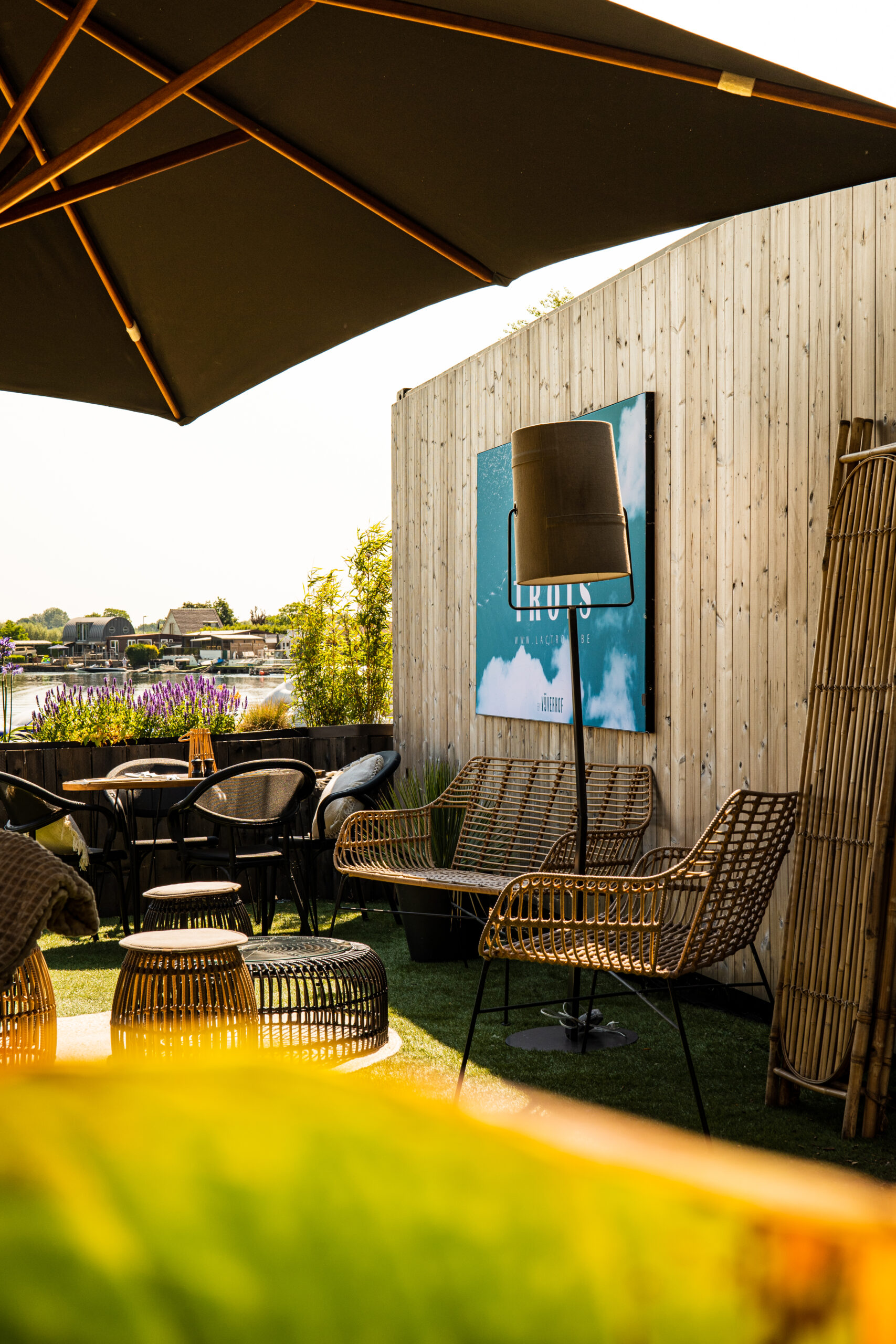 Terras- en patio meubilair met Palm set in een sfeervolle buitenruimte waar buiten het nieuwe binnen wordt.