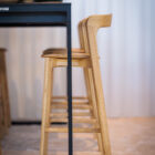 Der Barhocker Nina aus Eiche natur. Ein stilvolles und zeitloses Design. Passt perfekt zum Stehtisch Flow Grande.