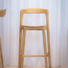 Der Barhocker Nina aus Eiche natur. Ein stilvolles und zeitloses Design. Ideal für elegante Veranstaltungen und Empfänge.