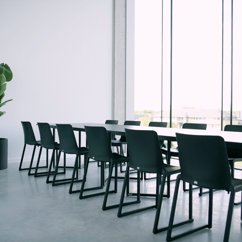 Salle de réunion baignée de lumière naturelle, meublée de chaises Kasar et de tables Tribo dans un cadre moderne et professionnel.
