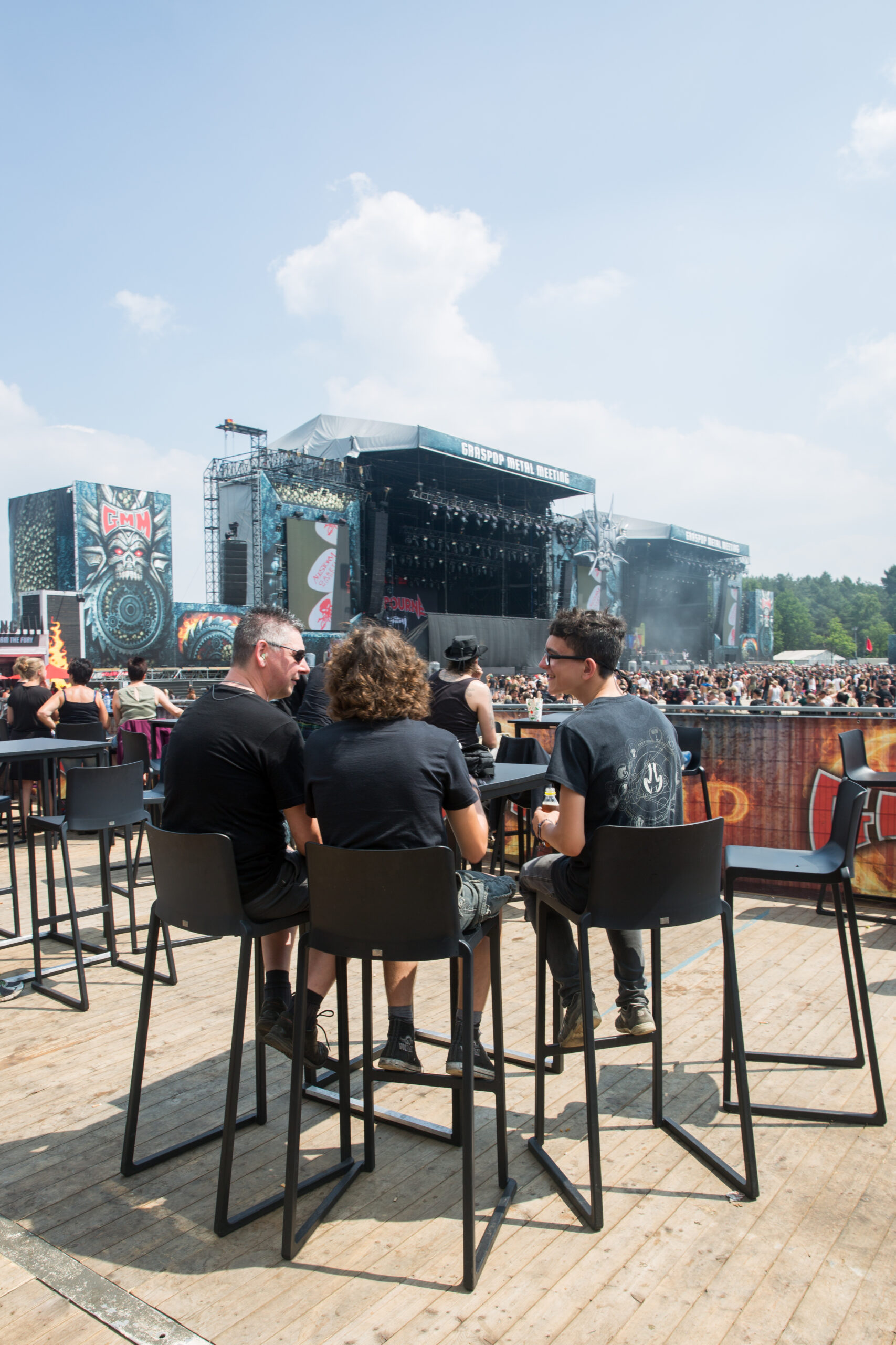 Kasar barkrukken en Kubo statafels opgesteld op Graspop Metal Meeting, ideaal voor robuuste en efficiënte eventopstellingen in een festivalsetting