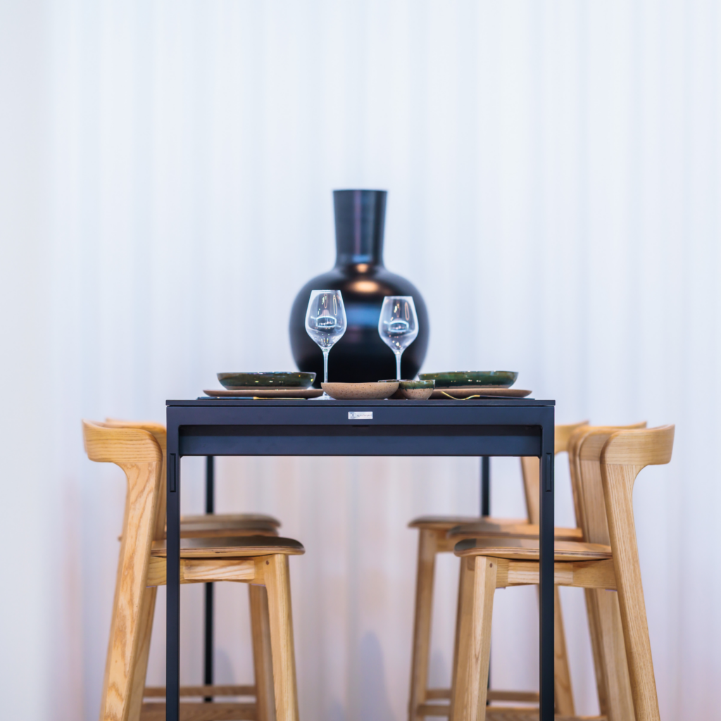 Der neue Barhocker Nina in Kombination mit dem Stehtisch Flow Grande. Die ideale Kombination für ein stilvolles Event.