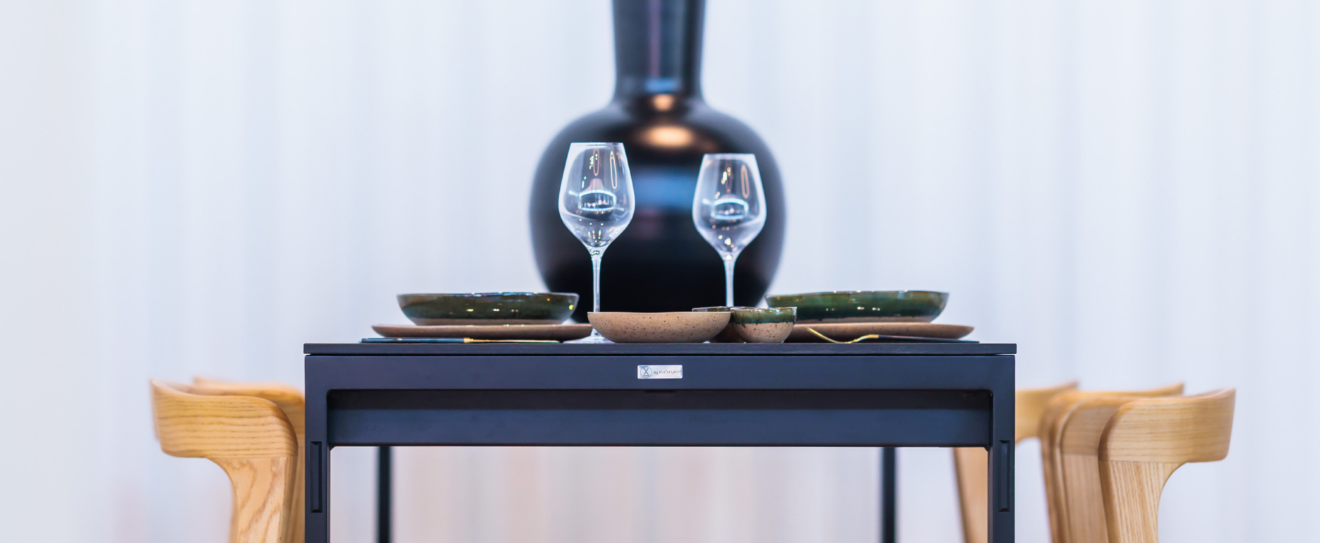 Le nouveau tabouret de bar Nina associé à la table haute Flow Grande. L'association idéale pour un événement élégant.