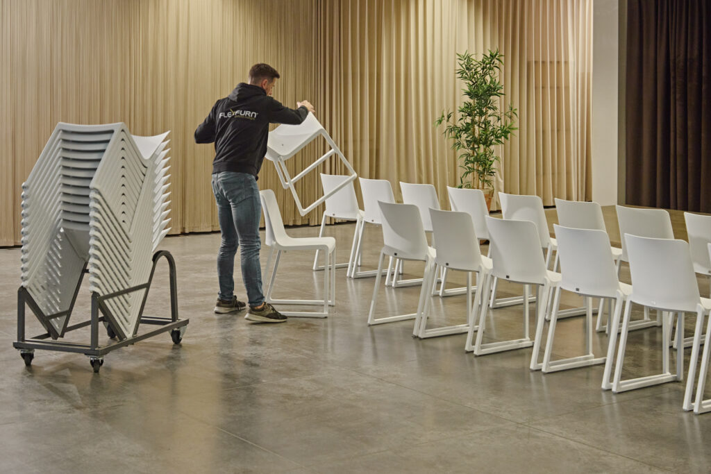 Seminarieruimte ingericht met Kasar stoel van Flexfurn, inclusief bijhorende transportkar.