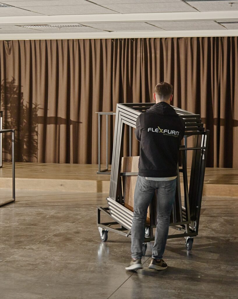 Seminarieruimte ingericht met Kubo-tafels van Flexfurn, inclusief bijhorende transportkar.