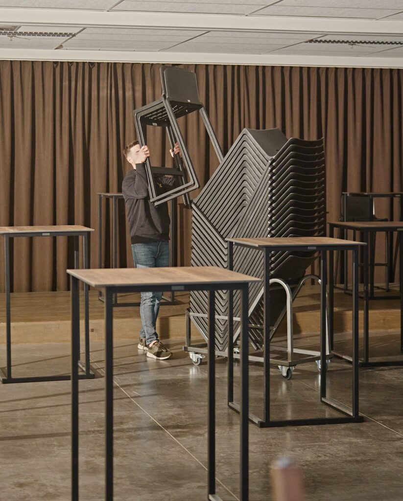 Seminarieruimte ingericht met Kasar Barstoel van Flexfurn, inclusief bijhorende transportkar.