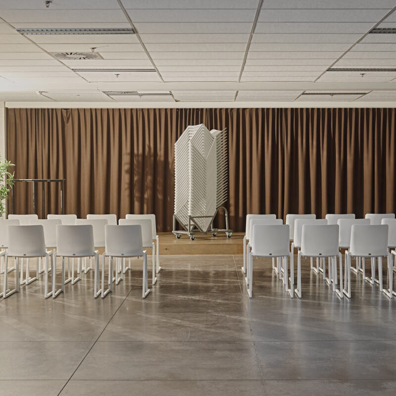 seminarieruimte witte Kasar stoel met transportkar