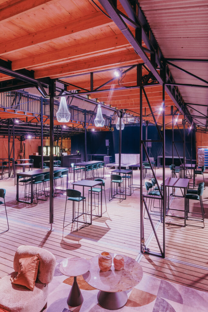 Lommel SK VIP-Raum mit Flexfurn-Möbeln. Teddy-Barhocker, Kubo-Partytische und Flow-Partytische.