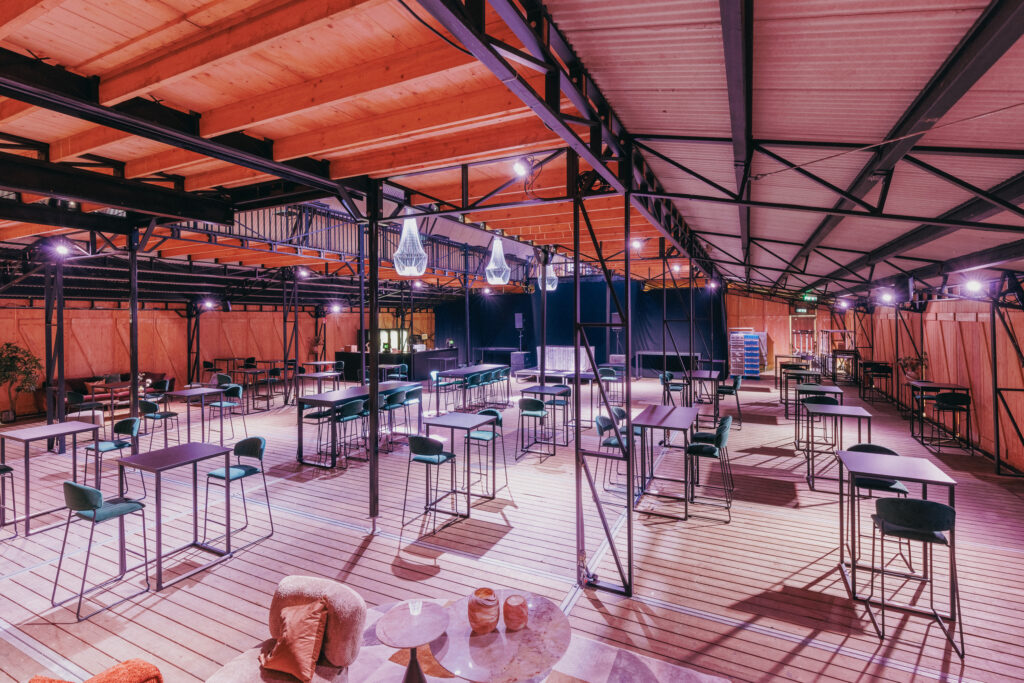 Lommel SK VIP-Raum mit Flexfurn-Möbeln. Teddy-Barhocker, Kubo-Partytische und Flow-Partytische.