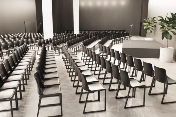 congresruimte waar de kasar stoelen zijn opgesteld voor een presentatie te volgen