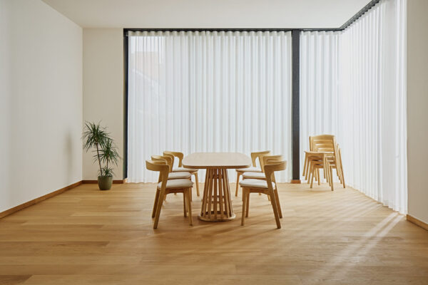 MEETING ROOM 2 Vergaderruimte met mundi barrel tafel en nina stoelen