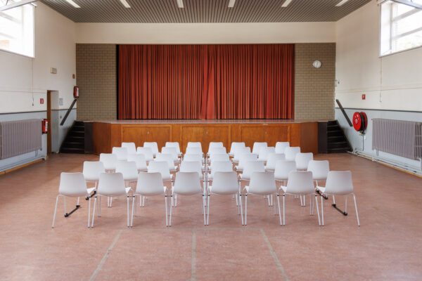 SEMINAR 2 Seminarieruimte, tentoonstelling ruimte met curvo stoelen die aan elkaar geconnnecteerd zijn met connectors