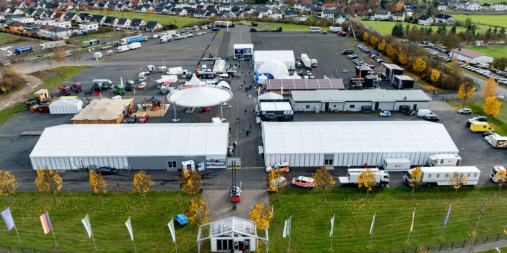 Vue aérienne de Tempor Expo où l'on peut apercevoir les deux halls de l'événement et les autres activités qui s'y déroulent.
