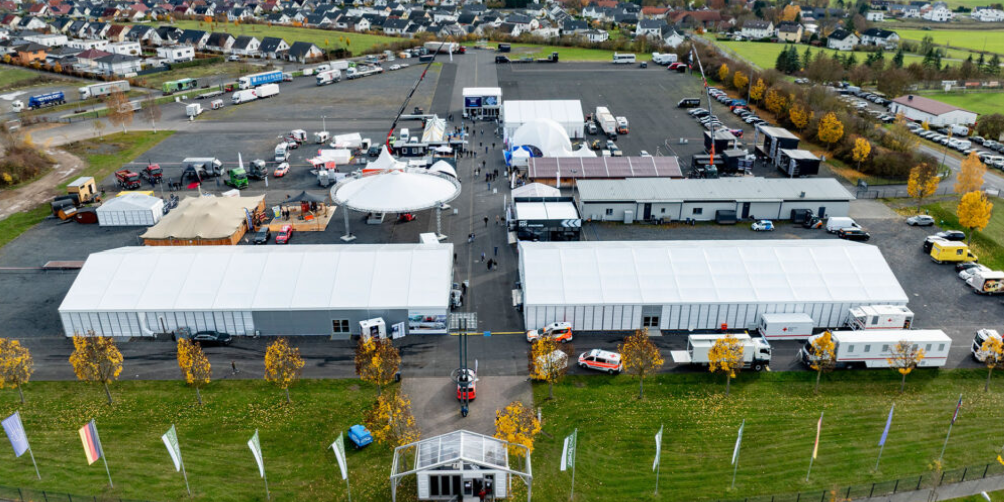 Vue aérienne de Tempor Expo où l'on peut apercevoir les deux halls de l'événement et les autres activités qui s'y déroulent.
