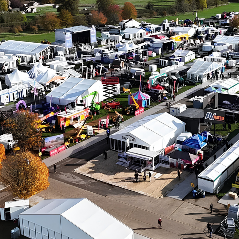 Flexfurn meubilair ter inspiratie vertoond op de Above&Beyond beursstand op de Showman's Show in Newsbury