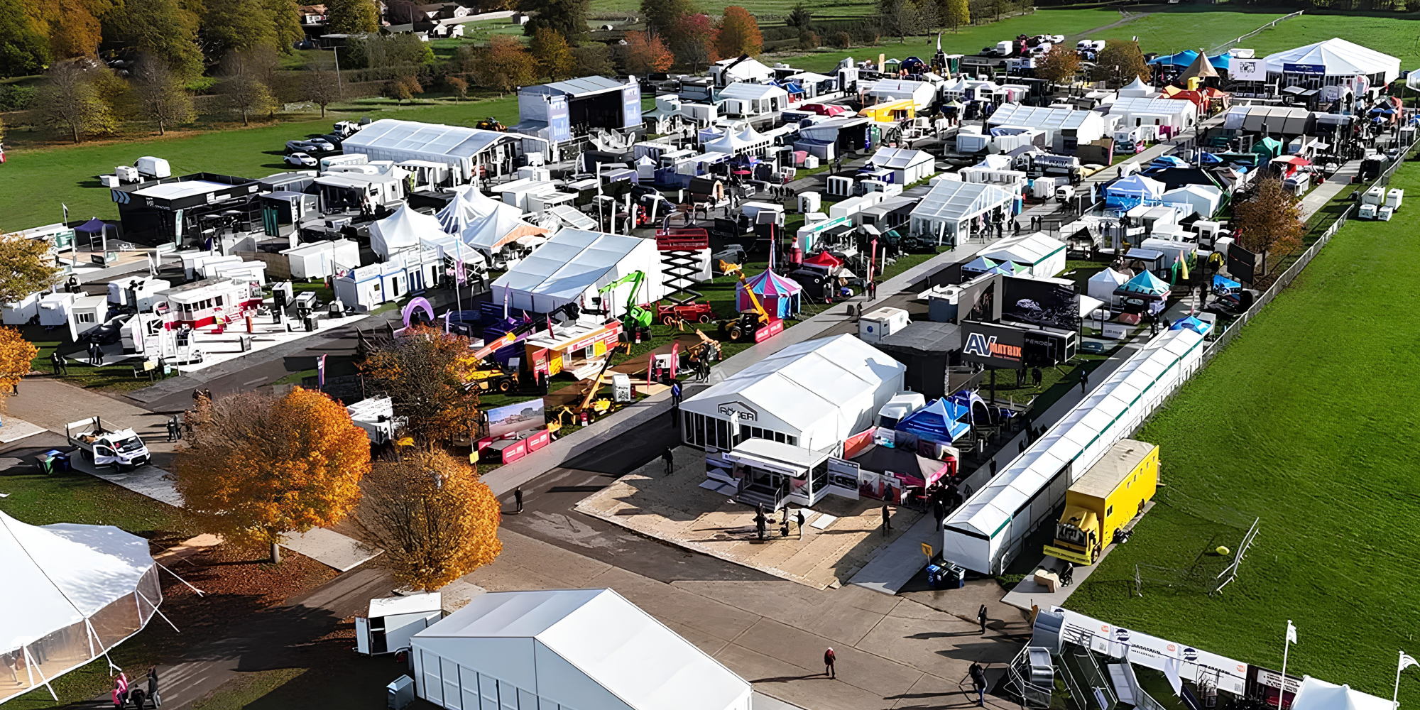 Flexfurn meubilair ter inspiratie vertoond op de Above&Beyond beursstand op de Showman's Show in Newsbury