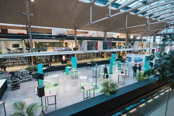 Beurs evenement waar Kubo tafel en Kubo barstoelen staan.