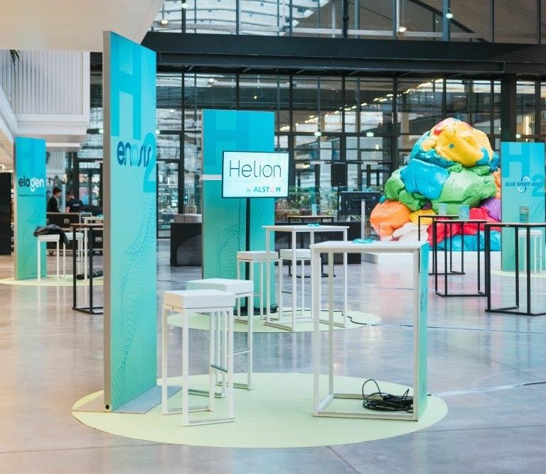 Beurshal waarin Kubo tafels en Kubo barstoelen worden gebruikt voor een event zoals een beurs