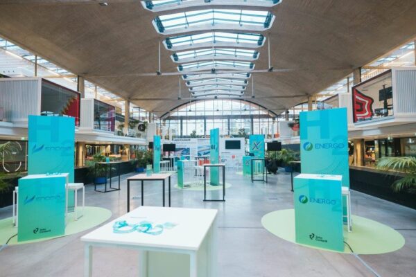 beurs Beurs evenement waar Kubo tafel en Kubo barstoelen staan.