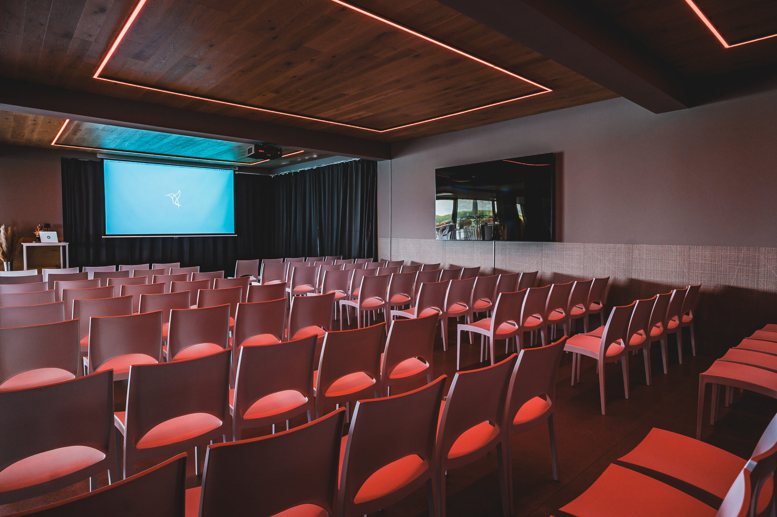 Seminarieruimte gevuld met June stoelen