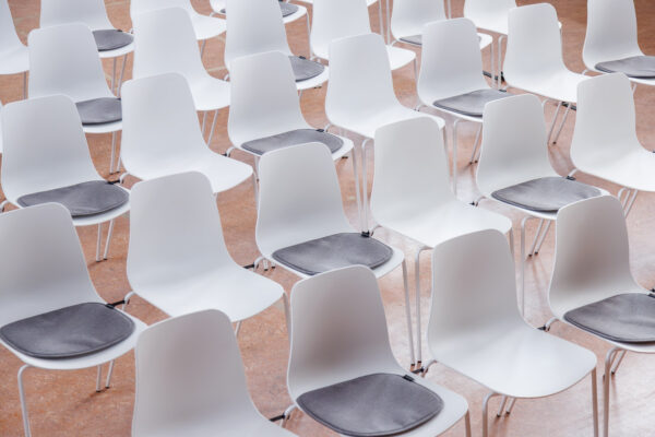 seminarie 7 curvo stoelen op een rij vastgemaakt dankzij connectors, bijpassend zitje op de stoelen