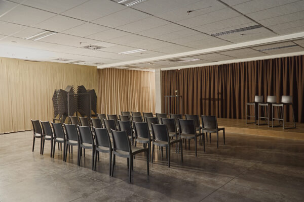 seminarie 8 June stoelen naast elkaar aan het staan in seminarieruimte