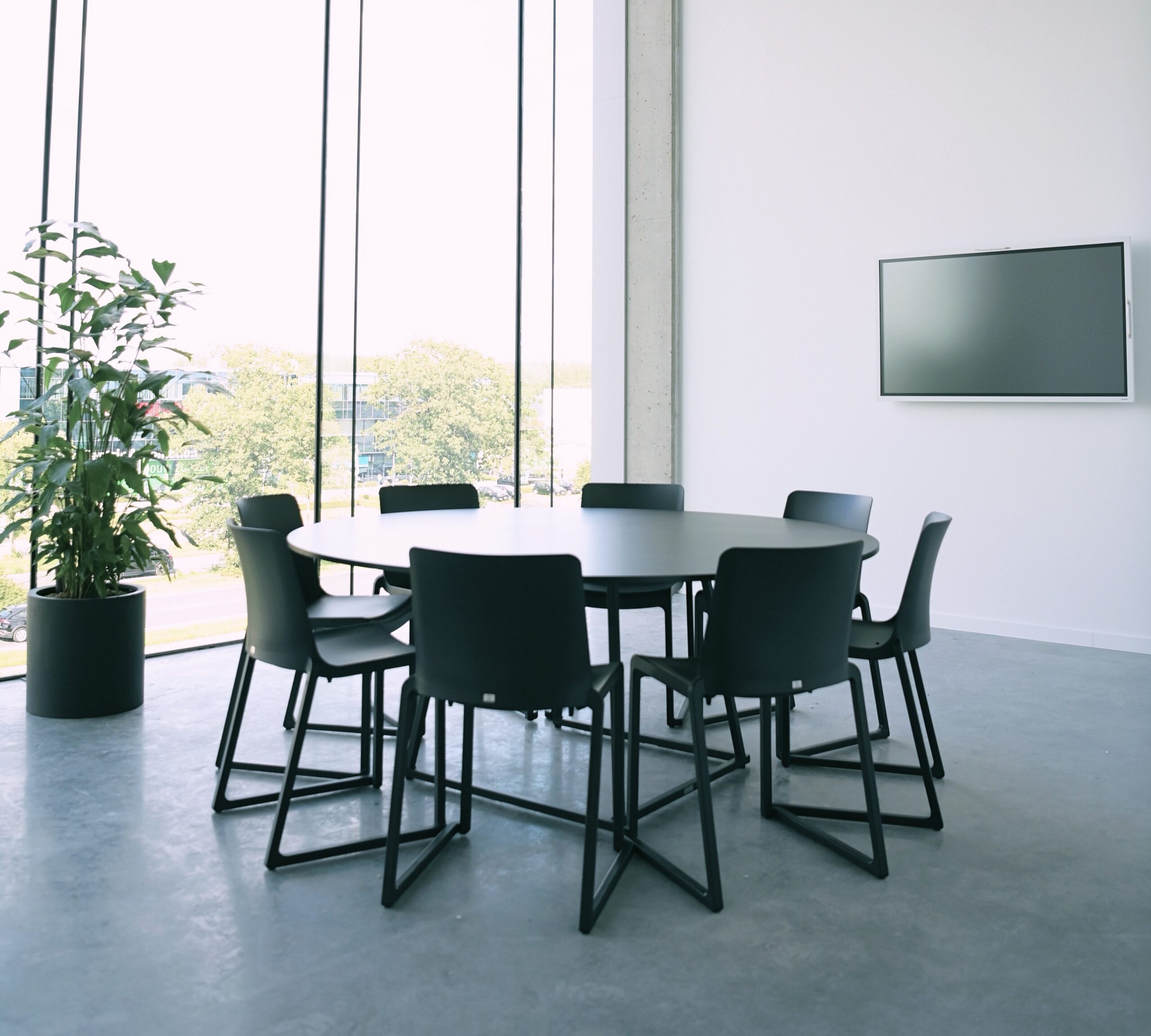 vergaderruimte met tribo dinner tafel en Kasar stoelen