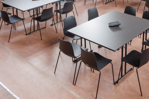 vergader 3 ruimte voor vergaderingen of workshops met T-Flat table en curvo stoelen