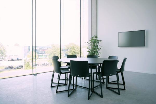 Kasar stoelen aan een ronde Tribo tafel in een vergaderruimte.